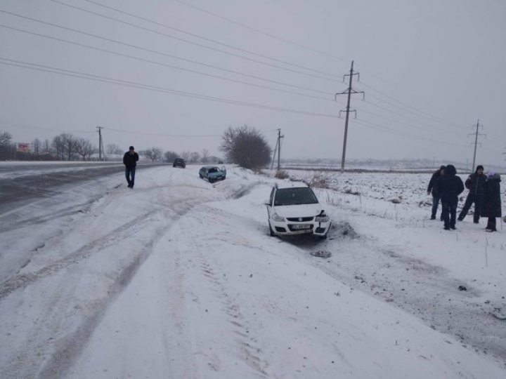 Ninsorile fac ravagii pe drumurile din ţară. Două mașini au derapat în apropiere de Corlăteni, Râșcani