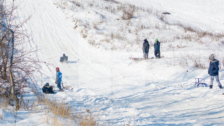 Ninsorile au creat PEISAJE DE POVESTE. Adulţii admiră splendoarea iernii, iar copiii se distează pe pârtii improvizate (FOTO)