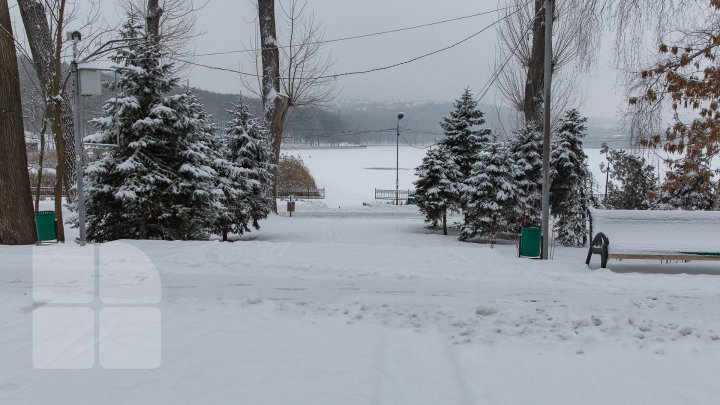 Ninsorile au creat PEISAJE DE POVESTE. Adulţii admiră splendoarea iernii, iar copiii se distează pe pârtii improvizate (FOTO)