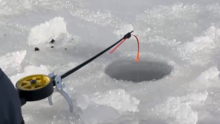 Este bine să știi! Sfaturi cum să pescuim corect pe lacul înghețat și ce să îmbrăcăm