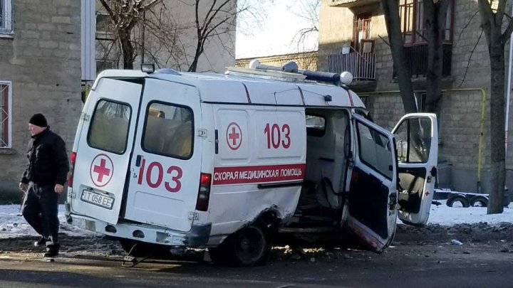 O ambulanță din Tiraspol s-a CIOCNIT VIOLENT cu o mașină. Medicul și felcerul s-au ales cu traume grave (FOTO)