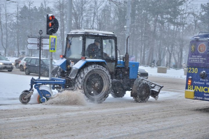 NINGE AMBUNDENT! Circulaţia pe opt străzi din Capitală, blocată. Şoferii, nevoiţi să stea ore întregi în ambuteiaj