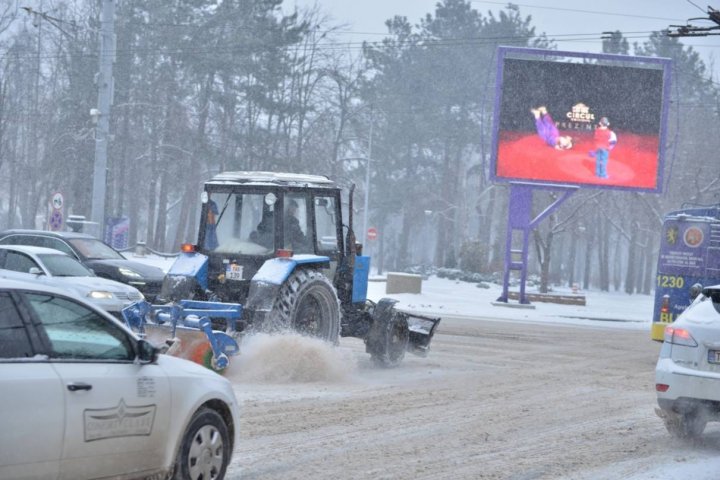 NINGE AMBUNDENT! Circulaţia pe opt străzi din Capitală, blocată. Şoferii, nevoiţi să stea ore întregi în ambuteiaj