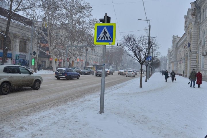 NINGE AMBUNDENT! Circulaţia pe opt străzi din Capitală, blocată. Şoferii, nevoiţi să stea ore întregi în ambuteiaj