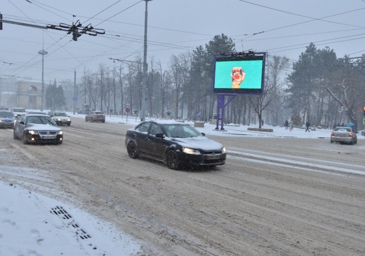 NINGE AMBUNDENT! Circulaţia pe opt străzi din Capitală, blocată. Şoferii, nevoiţi să stea ore întregi în ambuteiaj