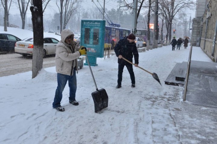 NINGE AMBUNDENT! Circulaţia pe opt străzi din Capitală, blocată. Şoferii, nevoiţi să stea ore întregi în ambuteiaj