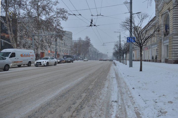 NINGE AMBUNDENT! Circulaţia pe opt străzi din Capitală, blocată. Şoferii, nevoiţi să stea ore întregi în ambuteiaj