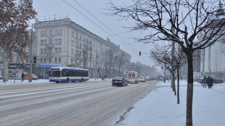 NINGE AMBUNDENT! Circulaţia pe opt străzi din Capitală, blocată. Şoferii, nevoiţi să stea ore întregi în ambuteiaj