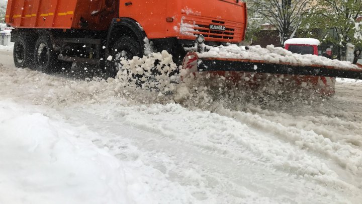 NINGE AMBUNDENT! Circulaţia pe opt străzi din Capitală, blocată. Şoferii, nevoiţi să stea ore întregi în ambuteiaj