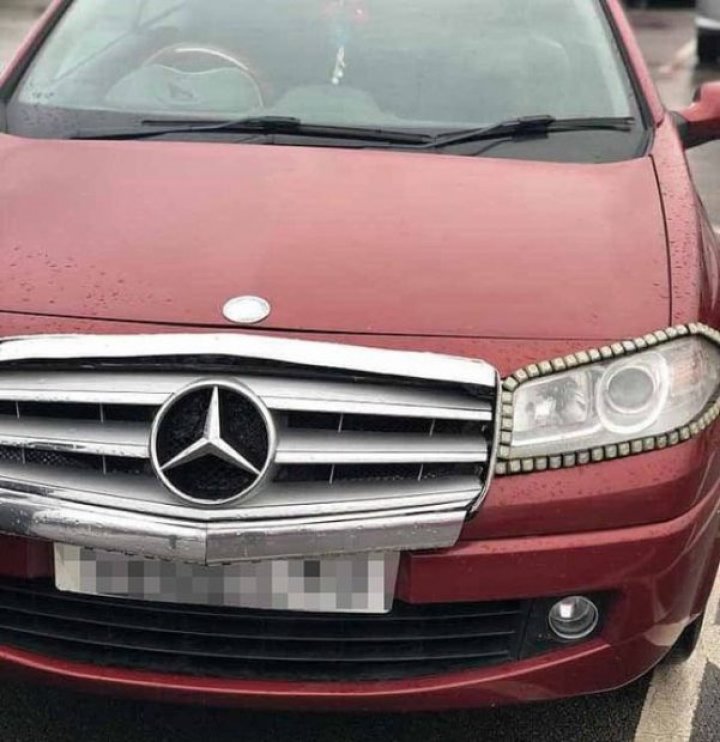 Imaginaţia şoferilor NU cunoaşte limite. Un bărbat şi-a transformat mașina, un Renault Megane, într-un Mercedes (FOTO)
