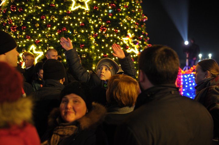 REVELION CU FAST LA NISPORENI. Atmosfera a fost întregită de numeroşi artişti și focuri de artificii (FOTOREPORT)