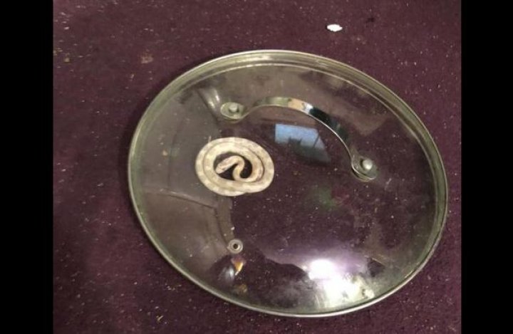 BONUS INEDIT. Ce a găsit un bărbat când a deschis cutia cu noul său fierbător