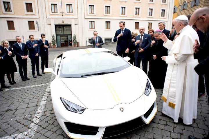 ZECE DOLARI pentru un Lamborghini în ediţie limitată, BINECUVÂNTAT de Papa Francisc