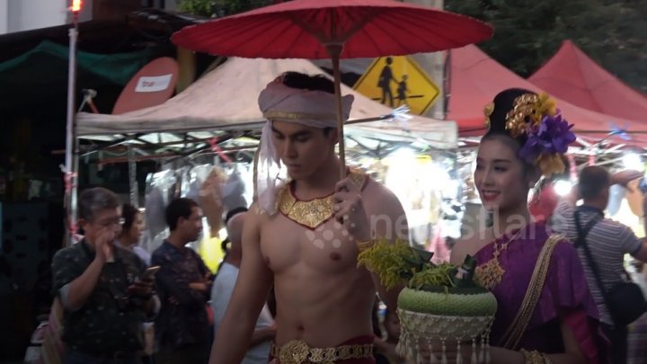 Dansuri şi localnici îmbrăcaţi în straie de sărbătoare. În Thailanda are loc festivalul umbrelor 