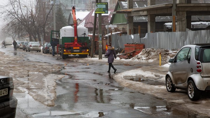 Pune în pericol viaţa a mii de oameni. Un şantier de pe strada Brâncuşi nu are niciun pasaj prin care pietonii ar putea să treacă în siguranţă (FOTOREPORT)