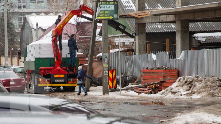 Pune în pericol viaţa a mii de oameni. Un şantier de pe strada Brâncuşi nu are niciun pasaj prin care pietonii ar putea să treacă în siguranţă (FOTOREPORT)