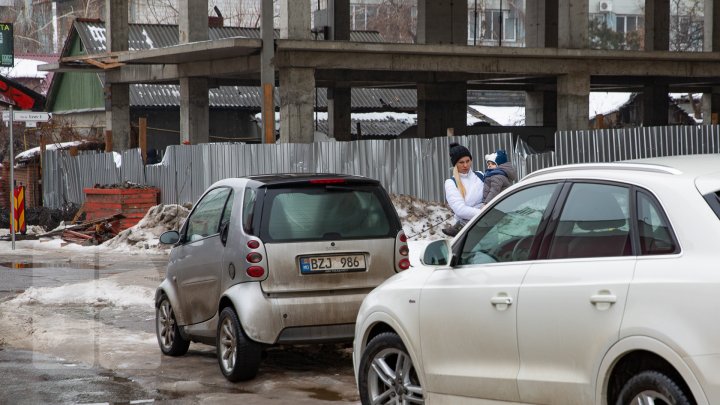 Pune în pericol viaţa a mii de oameni. Un şantier de pe strada Brâncuşi nu are niciun pasaj prin care pietonii ar putea să treacă în siguranţă (FOTOREPORT)