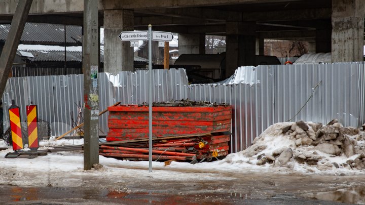 Pune în pericol viaţa a mii de oameni. Un şantier de pe strada Brâncuşi nu are niciun pasaj prin care pietonii ar putea să treacă în siguranţă (FOTOREPORT)