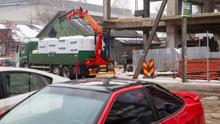 Pune în pericol viaţa a mii de oameni. Un şantier de pe strada Brâncuşi nu are niciun pasaj prin care pietonii ar putea să treacă în siguranţă (FOTOREPORT)