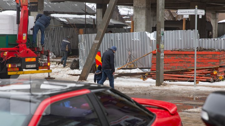 Pune în pericol viaţa a mii de oameni. Un şantier de pe strada Brâncuşi nu are niciun pasaj prin care pietonii ar putea să treacă în siguranţă (FOTOREPORT)