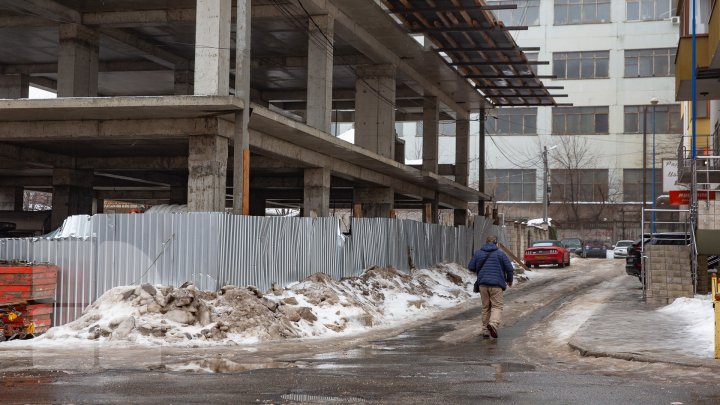 Pune în pericol viaţa a mii de oameni. Un şantier de pe strada Brâncuşi nu are niciun pasaj prin care pietonii ar putea să treacă în siguranţă (FOTOREPORT)