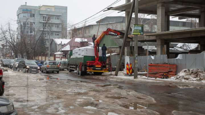 Pune în pericol viaţa a mii de oameni. Un şantier de pe strada Brâncuşi nu are niciun pasaj prin care pietonii ar putea să treacă în siguranţă (FOTOREPORT)