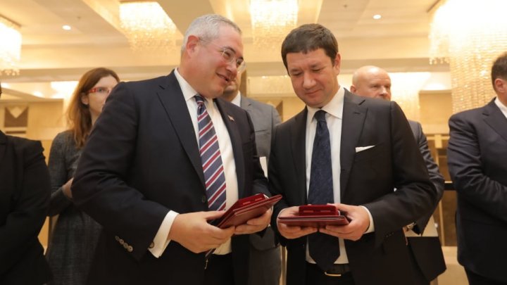 Ceremonie în Parlament. Andrian Candu a decorat cu medalii pe Paul Packer şi Alexandr Bilinkis 