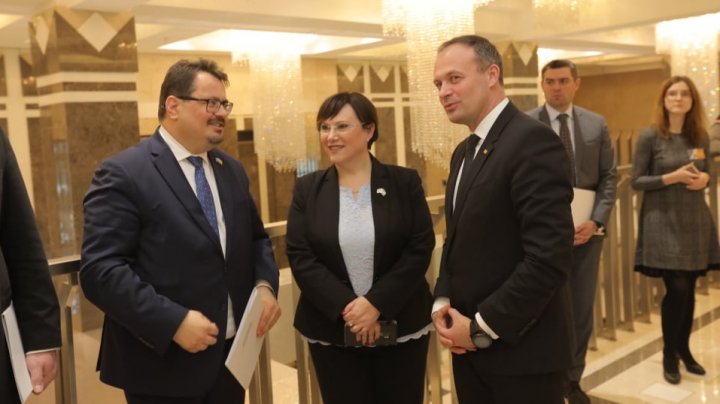 Ceremonie în Parlament. Andrian Candu a decorat cu medalii pe Paul Packer şi Alexandr Bilinkis 