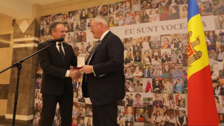 Ceremonie în Parlament. Andrian Candu a decorat cu medalii pe Paul Packer şi Alexandr Bilinkis 