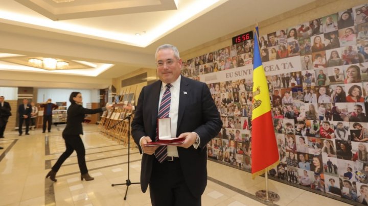 Ceremonie în Parlament. Andrian Candu a decorat cu medalii pe Paul Packer şi Alexandr Bilinkis 