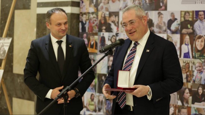 Ceremonie în Parlament. Andrian Candu a decorat cu medalii pe Paul Packer şi Alexandr Bilinkis 