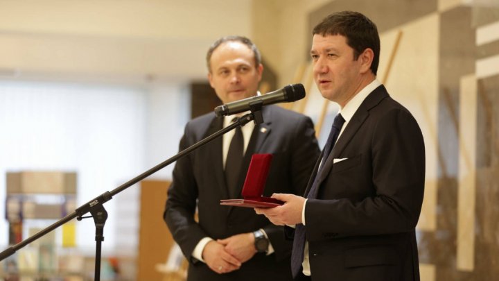 Ceremonie în Parlament. Andrian Candu a decorat cu medalii pe Paul Packer şi Alexandr Bilinkis 