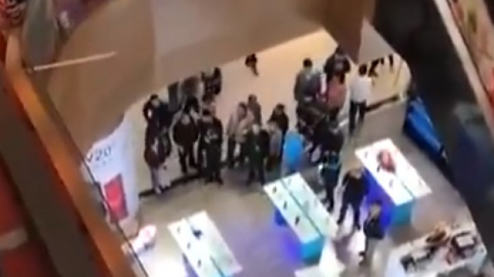 A aruncat o fetiţă de la etaj, într-un mall. Imagini tulburătoare cu momentul căderii copilului (VIDEO cu puternic impact emoţional)