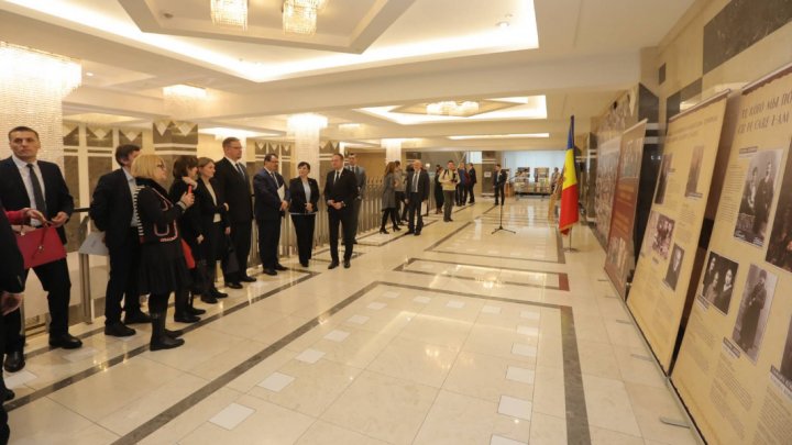 Ceremonie în Parlament. Andrian Candu a decorat cu medalii pe Paul Packer şi Alexandr Bilinkis 