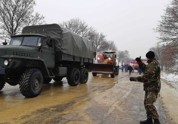 Militarii Armatei Naţionale VIN ÎN AJUTOR ŞOFERILOR pe drumurile din ţară (VIDEO)