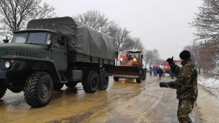 Militarii Armatei Naţionale VIN ÎN AJUTOR ŞOFERILOR pe drumurile din ţară (VIDEO)