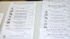 La o secţie de votare din Ialoveni, membrii comisiei electorale oferă cetăţenilor doar două buletine de vot