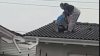 Abia se mai ţineau pe picioare! Trei muncitori beţi, filmaţi cum încercau să coboare de pe acoperişul unei case, unuia dintre ei i-a căzut pantalonii (VIDEO)