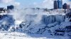 Imagini spectaculoase cu Niagara înghețată. Turiștii își fac selfie printre sloiuri (FOTO)