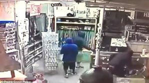 FURT NEOBIŞNUIT ÎN SUA. Patru indivizi au furat de două ori un magazin de arme