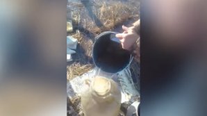 Bucuria oamenilor: O cisternă cu alcool s-a răsturnat într-o localitate din Kazahstan