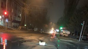 ATENȚIE ȘOFERI. O groapă de câţiva metri pătraţi a apărut la intersecţia străzilor Vasile Lupu cu Eugen Coca