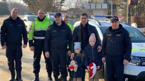 Zi cu SOARE pentru șase copiii crescuți doar DE TATA. Gestul emoţionant al POLIŢIŞTILOR