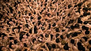 FESTIVAL CU BĂRBAŢI GOI. Mii de tinerii dezbrăcați și înghesuiți au încercat să prindă beţe aruncate de un preot (FOTO)