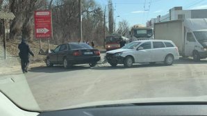 ACCIDENT pe strada Uzinelor din Capitală. Două mașini s-au ciocnit violent (VIDEO/FOTO)