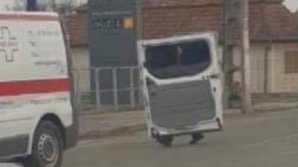 Să vezi şi să nu crezi! O ambulanţă şi-a pierdut uşa pe drum, în plin trafic (IMAGINE VIRALĂ PE INTERNET)
