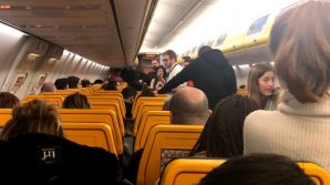 CLIPE DE COŞMAR: Aproape 200 de oameni au rămas blocați şase ore într-un avion din cauza unei furtuni de zăpadă (VIDEO)