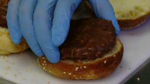 Un nou trend de burgeri face furori printre iubitorii de fast food. Vezi cum arată noua combinație bizară 