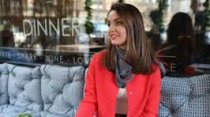 Brand-urile scumpe şi manichiura NU te fac DOAMNĂ. Cine te poate învăţa bunele maniere (VIDEO)