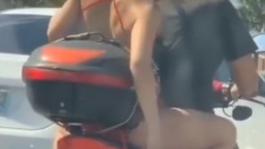 Gestul INDIGNANT al unei femei ÎN TRAFIC. Ce a făcut în timp ce aștepta culoarea verde a semaforului